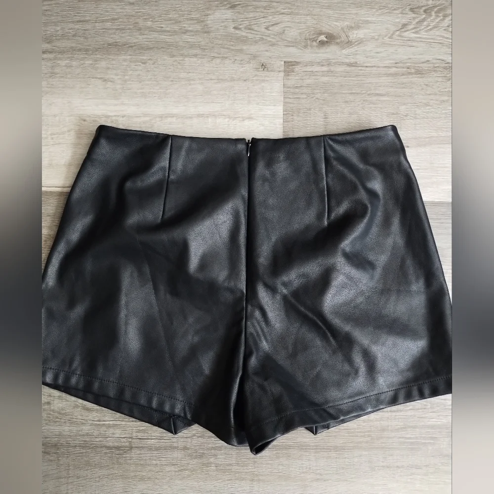 Blue Blush Black Faux Leather Women's Shorts Medium - Picture 4 of 4